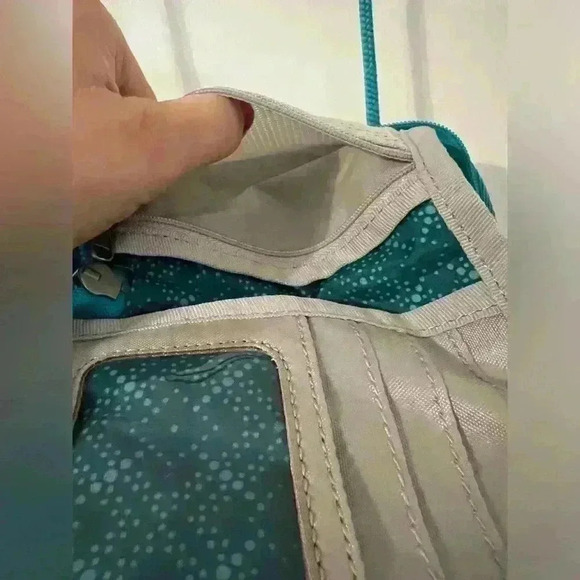 Eddie Bauer small travel crossbody teal color - Picture 8 of 12